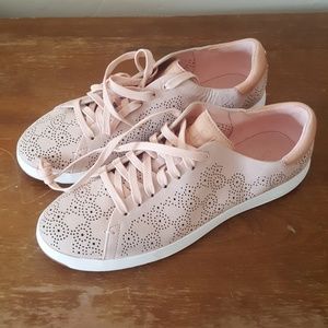 Light pink tennis shoes 9 1/2
